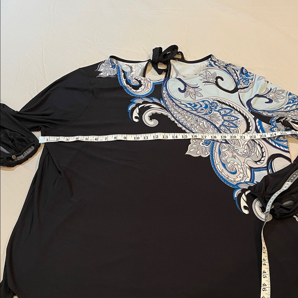 Black, with designs, back tie  (brand and size tag missing) - Picture 4 of 6